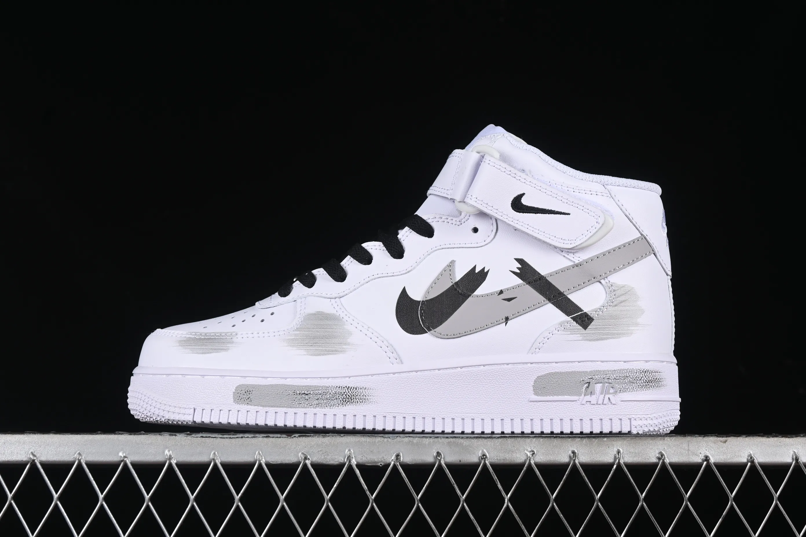 All categories Nk Air Force 1 Air Force series Nk Air Force 1 Mid Air Force mid-top Nk Air Force 1'07 Mid White gray black Hand-painted fracture Three hook shadow Air Force 1 strap mid-top casual sneakers CW2289-111